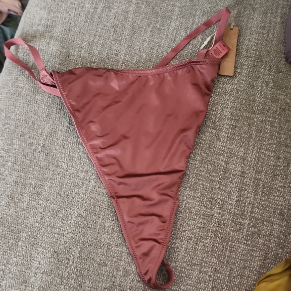 SKIMS Berry Thong - Picture 3 of 6